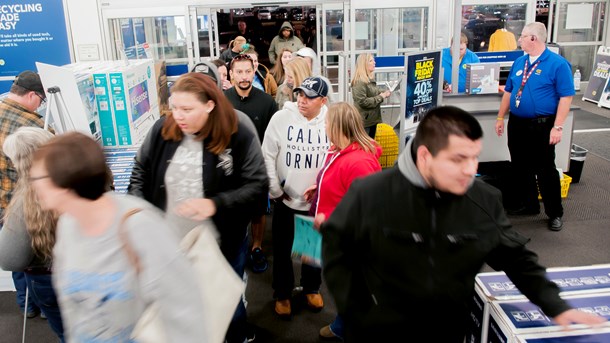 Forbrugsfesten på Black Friday koster miljøet dyrt, skriver Steen Gade.