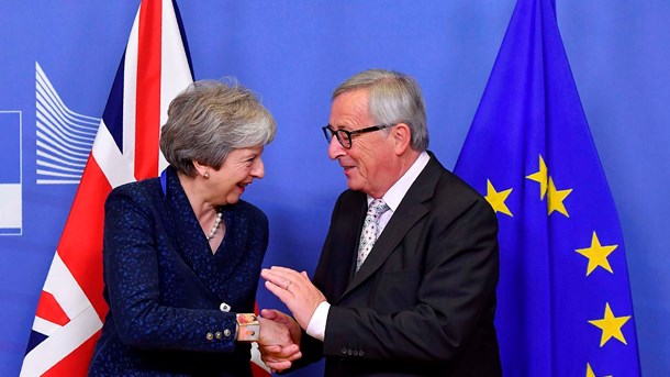 Den britiske premierminister, Theresa May, mødtes lørdag aften med kommissionsformand Jean-Claude Juncker efter  en hidsig slutspurt i skilsmisseforhandlingerne inden et topmøde søndag.