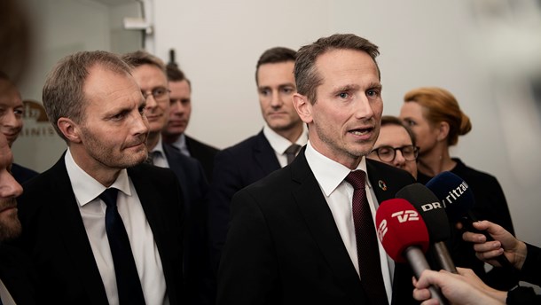 Det lykkedes at etablere et godt forhandlingsklima mellem DF's chefforhandler Peter Skaarup og finansminister Kristian Jensen (V). Så for en gangs skyld holdt DF-formand Kristian Thulesen Dahl sig ude af finanslovsforhandlingerne.