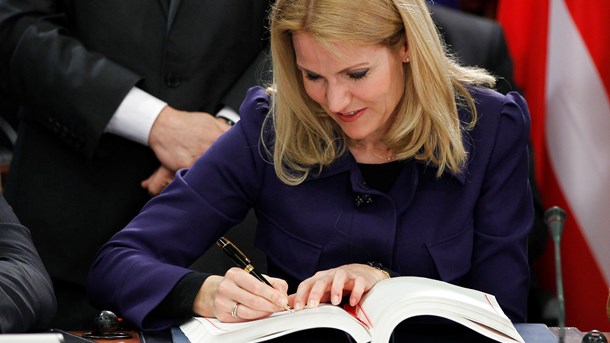 Daværende statsminister Helle Thorning-Schmidt (S) underskriver EU's finanspagt. Marts, 2012. 