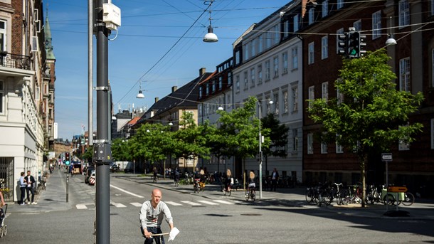 Æraen for smart cities med wifi i lygtpæle, intelligente parkeringspladser, skraldespande, der sms'er, og luftsensorer rykker ind i Danmark, men der er behov for fælles rammer i kommuner, mener Fredericia-borgmester.  