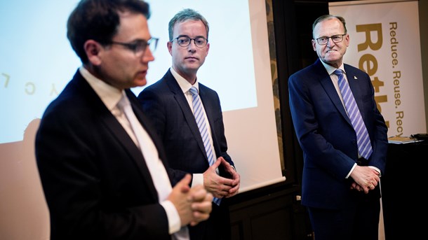 Tilbage i juni 2017 overleverede regeringens Advisory Board for cirkulær økonomi 27 anbefalinger, som siden er blevet til en strategi for cirkulær økonomi. Fra venstre: daværende erhvervsminister Brian Mikkelsen (K), daværende miljø- og fødevareminister Esben Lunde Larsen (V) og formand for udvalget Flemming Besenbacher.