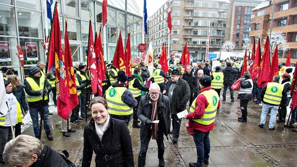 Venstrefløjen har glemt arbejderklassen på perronen, og det har skabt plads til den nye højrepopulisme. Det er budskabet i en ny svensk debatbog, der er vigtig og læseværdig, skriver Lars Olsen. 