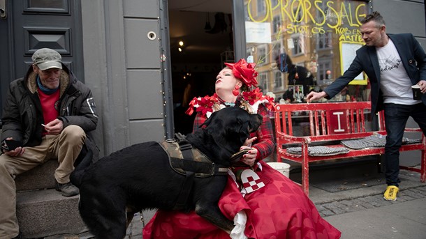 Gang i Gaden: Gadepræst Liane Zimsen Dambo i kærlig samtale med værestedets hund, King, under onsdagens lancering af Vesterbroaktien. 