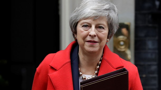 May overlever konservativt mytteri på vild Brexit-dag