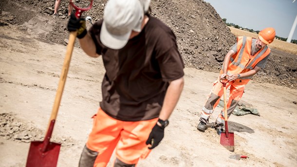 Selv om det første spadestik til Femern-tunnelen ikke er taget endnu, udføres der allerede arkæologiske udgravninger. Jorden skal gennemsøges for fortidsfund, før byggeriet går i gang.