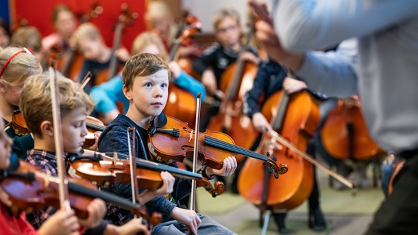 Kulturminister Mette Bock besøgte mandag 2. klasserne på
Hvinningdalskolen i Silkeborg, der er med i projektet OrkesterMester, som musikhandlingsplanen giver
støtte til.