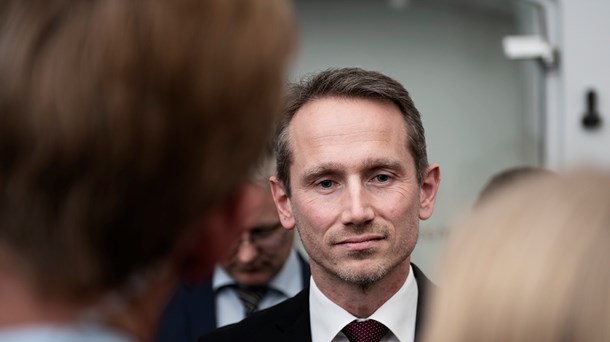 Finansminister Kristian Jensen (V) vil gerne forklare borgerne mere om EU's Bankunion. Men først på den anden side af næste folketingsvalg.