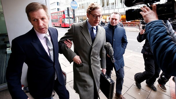 Alexander Nix, tidligere CEO i konsulentfirmaet Cambridge Analytica, forsøges afskærmet fra pressen foran sit kontor i London. Kort efter rullede skandalen, der ramponerede Facebooks image.