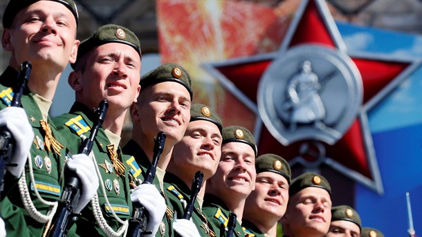 Russiske soldater fejrer den såkaldte sejrsdag. En militærparade, der skal ihukomme Sovjetunionens sejr over Nazityskland. Sovjetiske symboler og billeder har fået en renæssance i de seneste år.