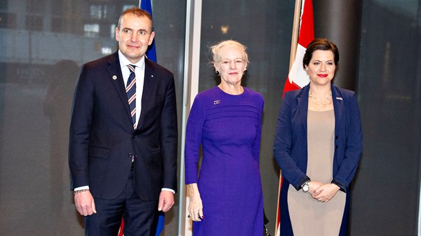 Dronning Margrethe
besøgte Island i december sidste år i forbindelse med fejringen af
100-året for landets selvstændighed. Her modtages hun af Islands
præsident, Gudni Thorlacius Jóhannesson, med frue.