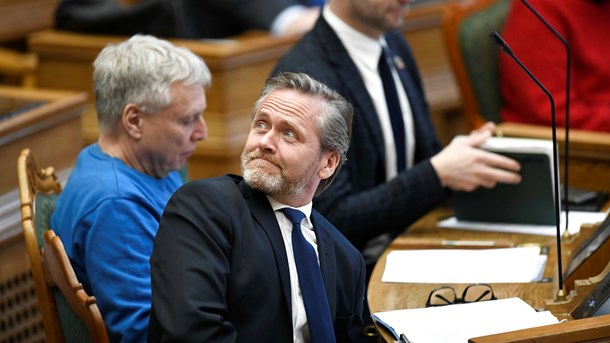 Tidligere ambassadør: Samuelsen udviser foragt for Folketinget