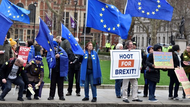 EU holder døren på klem for nye forhandlinger efter Brexit-kaos  