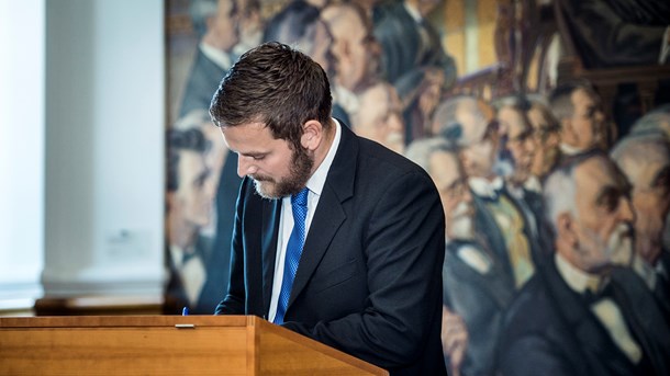 Jeppe Jakobsen er uddannet sekondløjtnant og har siddet i Folketinget siden 2015. 