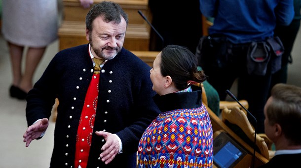 Magni Arge og Aaja Chemnitz Larsen taler sammen ved Folketingets åbning i oktober 2018.