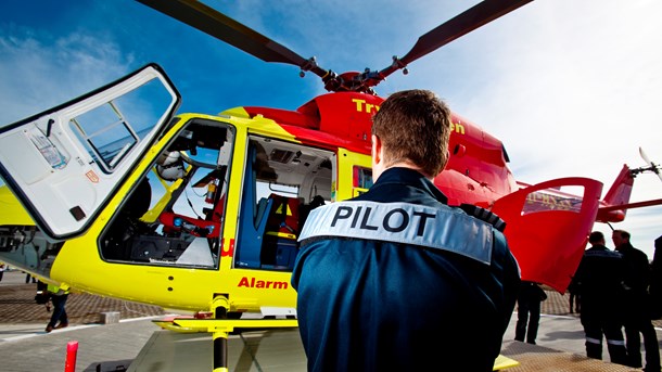 I debatten om medicinpriser må vi også regne alternative omkostninger såsom lægehelikopter og patientens tarv med i ligningen, skriver professor Peter Hokland.