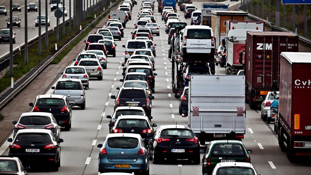 Skibe og toge bør indtænkes mere i infrastrukturen, så trængsel på vejene mindskes, skriver havnedirektør Nils Skeby.