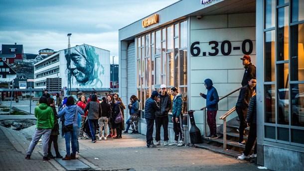 Mange unge grønlændere tager til Danmark for at studere. De skal helst vende hjem en dag, mener forfatteren.  