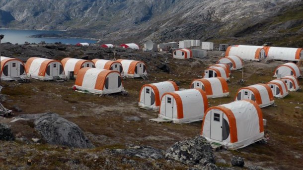 Mineprojekterne skæpper i statskassen, men kan skade lokalsamfundene, skriver forfatterne. 