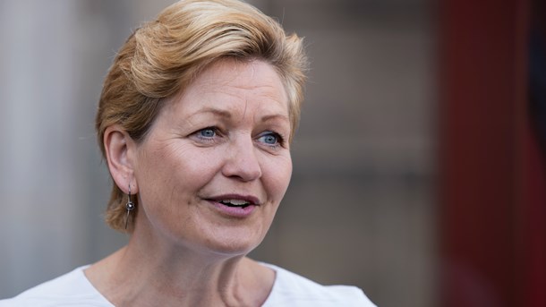 Fiskeriminister Eva Kjer Hansen er blevet tildelt en stor næse af et flertal i Folketinget.