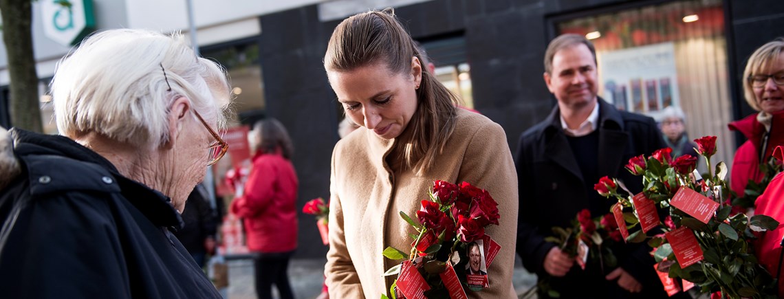 Flere nye socialdemokratiske folketingskandidater ser ud til at kunne veksle uddelingen af roser til en plads i Folketinget i selskab med Mette Frederiksen (arkivfoto).