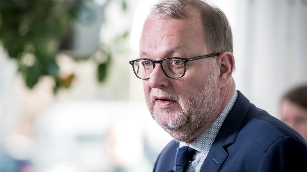 Lars Chr. Lilleholt er åben for at udskyde en renovering af Læsøs højspændingsledning – men advarer om, at prisen for en nedgravning kan ende hos forbrugerne. (Foto: Mads Claus Rasmussen/Ritzau Scanpix).