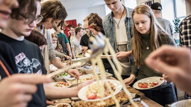 Lederne vil have efterskoler og frie grundskoler til at hjælpe flere over på erhvervsuddannelserne. Her elever fra Brejning Efterskole.