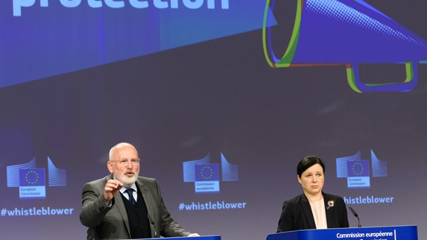 I april 2018 foreslog Europa-Kommissionen første gang de nye regler for whistleblowere ved to af kommissionens kommissærer, Frans Timmermans og og Vĕra Jourová.