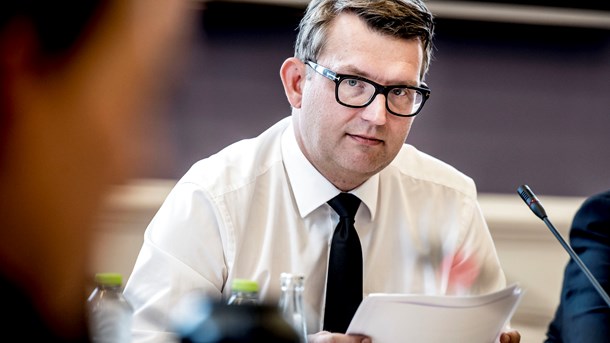 Det nye lovforslag giver den til en hver tid siddende beskæftigelsesminister meget brede beføjelser til at ændre beskæftigelsesreglerne uden at spørge Folketinget, skriver FH og KL.