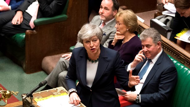 May håber, at tredje gang er lykkens gang for Brexit-aftale