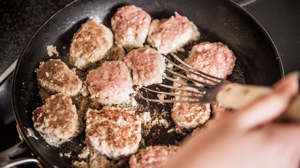 Frikadeller og juletræsdiskussioner har overtaget kulturdebatten, skriver Søs Marie Serup. 