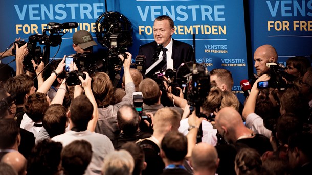 Lars Løkke Rasmussen holder sejrstale for en ivrig presse under valgnatten 2015. 