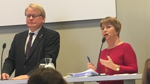 Sveriges forsvarsminister Peter Hultqvist (tv.) og Ann-Sofie Dahl ved konference i Stockholm.