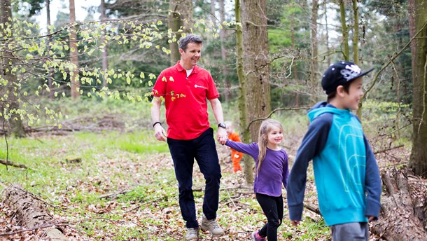 I 2017 var Kronprins Frederik i Svanninge Bjerge sammen med Red Barnet og en gruppe børn. Nu skal et nyt laboratorium gøre den sociale naturværdi op. 