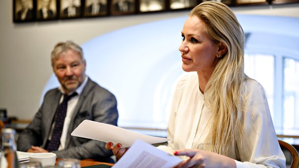 Politisk ordfører Britt Bager (V) modtog 100.000 kroner fordelt på fem portioner fra den samme person. Men pengene blev sendt gennem fem forskellige selskaber, og dermed kunne donorens navn forblive hemmeligt. Og det er en o.k. måde at bruge reglerne på, siger Venstre nu. Her er Bager til møde som statsrevisor fredag.