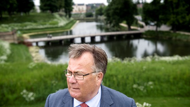 Forsvarsminister foran Kastellet i København, hvor Center for Cybersikkerhed holder til. Arkivfoto.