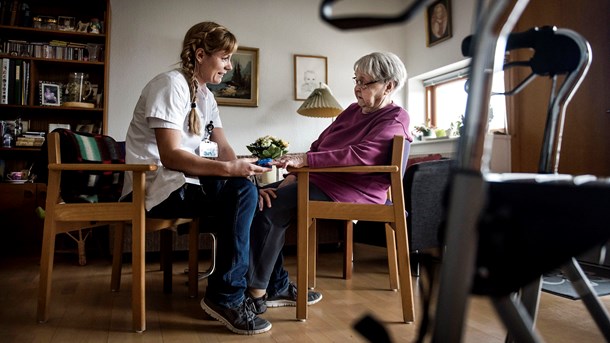 Der er brug for flere sygeplejere, social- og sundhedsassistenter og -hjælpere, mener regeringen. Men den nye sundhedsaftale har ikke penge til at ansætte flere.