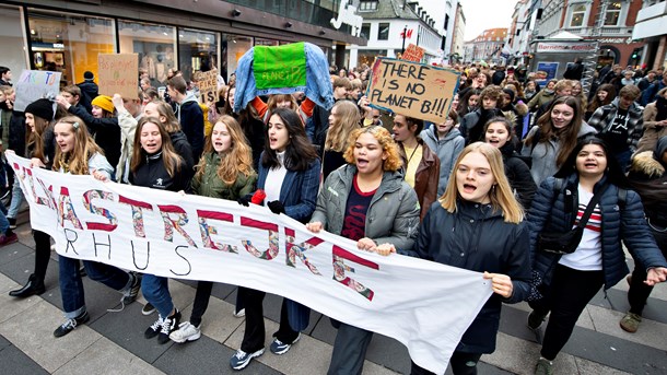 Her ses skoleelever fra Aarhus, der strejker for klimaet. Overholdelsen af Danmarks forpligtelser til Paris-aftalen findes også blandt DUF's ti ønsker til en ny regering. 