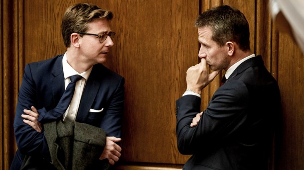 Skatteminister Karsten Lauritzen (tv.) arbejder på at rydde op efter reformer af skat, som finansminister Kristian Jensen (V) stod politisk fadder til, da han midt i 00'erne selv var skatteminster.