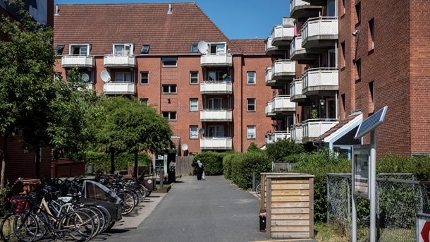 Indvandrere bosætter sig ofte i almene boliger som Mjølnerparken grundet korte ventetider og er billig husleje − ikke for at danne modkulturer og isolere sig selv, skriver Hans Skifter Andersen.