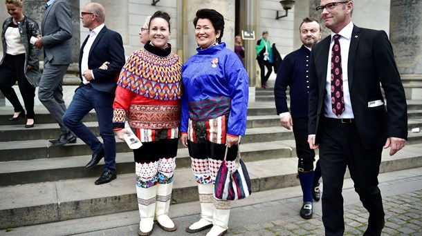 Aaja Chemnitz Larsen (t.v.) og Aleqa Hammond (t.h.) efter gudstjenesten ved Folketingets åbning i oktober 2015.