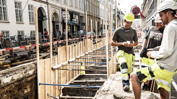 Halvdelen af dem, der arbejder inden for anlægsarbejde, bryder flere af Sundhedsstyrelsens anbefalinger til en sund livsstil, viser tal. Dansk Arbejdsgiverforening mener, det personlige ansvar for at passe på sin krop er overset i debatten om nedslidning. Her ses vejarbejde i København.