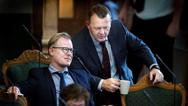 Carl Holst og Lars Løkke har kendt hinanden siden ungdommen, og Holst bakkede Løkke op i formandsopgøret i 2014. Et opgør, der har sat dybe spor i partiet, skriver Carl Holst i ny bog. Billede fra afslutningsdebat i maj 2017.