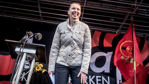 S-formand Mette Frederiksen har god grund til at smile stort igen, når hun indtager den store scene i Fælledparken i forbindelse dette års markering af 1. maj. 