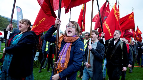 Det er på tide, at også de unge finder sammen på tværs af partiskel i den faglige kamp, skriver forfatterne. 