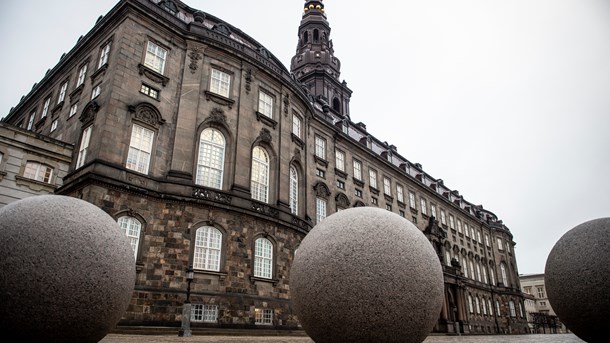 Mange erhvervsfolk ville få sig noget af et wakeupcall, hvis de pludselig skulle ind på Christiansborg og stå til ansvar for deres meninger og holdninger, mener Jonathan Løw.