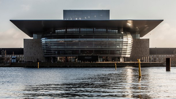 Kritikken af A.P. Møller Fondens donation til Operaen på Holmen i København er stadig levende i offentligheden i dag, mener Birgitte Boesen.