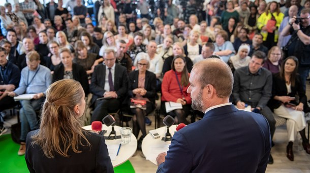 Formand Mette Frederiksen og Herlev-borgmester Thomas Gyldal præsenterede mandag partiets første udspil i valgkampen på Sosu C i Herlev. 