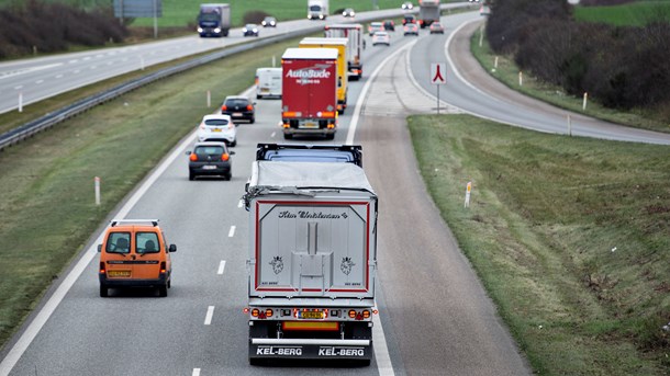 Danske vognmænd udkonkurreres af udenlandske vognmænd, da Danmark sakker bagud i den grønne omstilling, skriver Erik Østergaard.