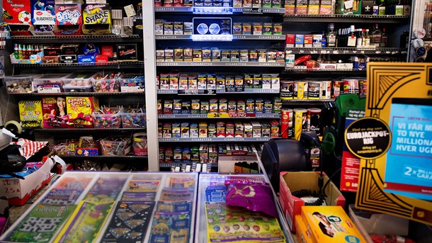 Udstillingsforbud for cigaretter skal gælde supermarkeder, tankstationer, kiosker og købmænd, mener Dansk Erhverv, Kræftens Bekæmpelse og Trygfonden.